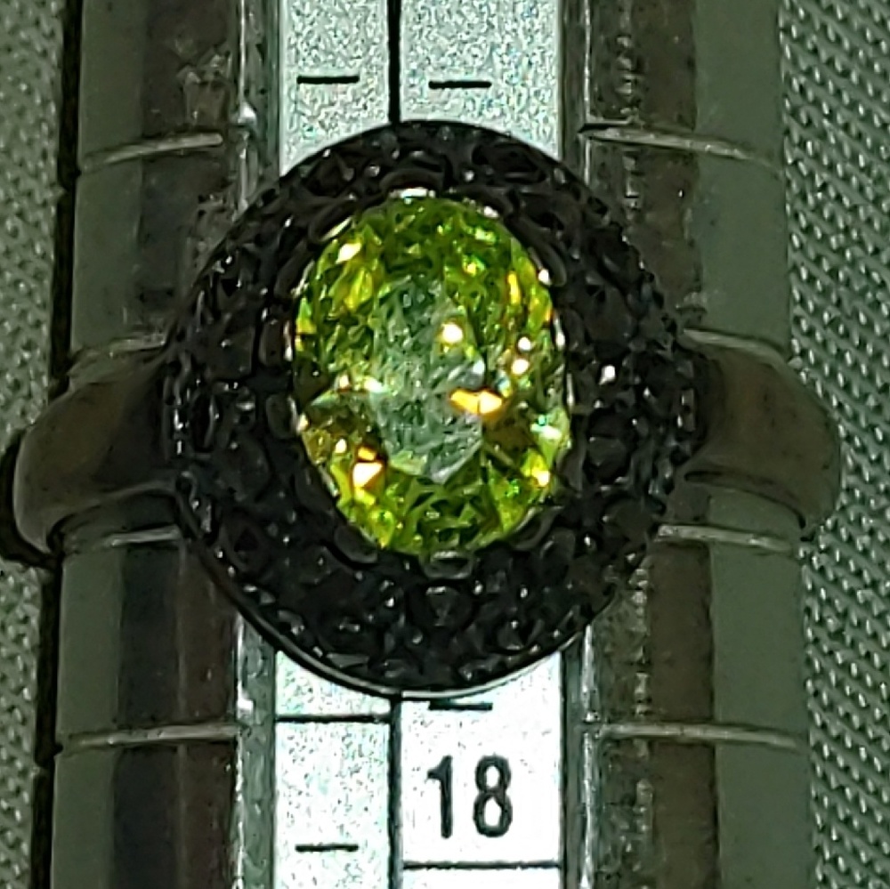 Vntg. Peridot marcasite ring